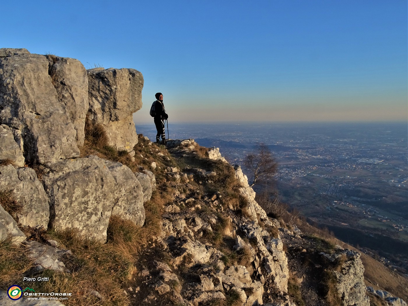 56 Sulla via del rientro mentre il sole si avvia al tramonto.JPG